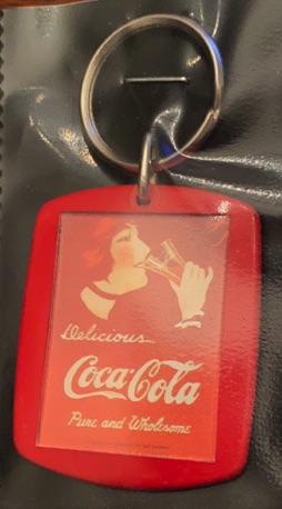 93201-1 € 2,00 coca cola sleutelhanger  dame drinkend aan glas.jpeg